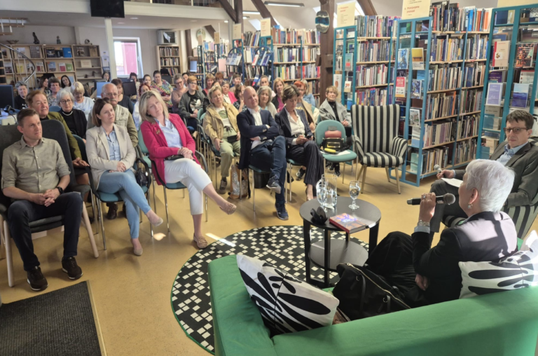 Osvrt na predstavljanje knjige Jadranke Kosor “Žene koje mašu rukama”