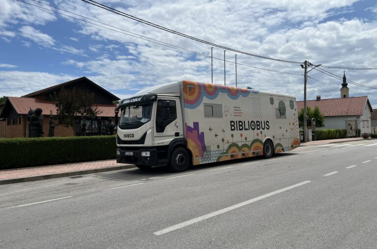 Maja Šimleša s bibliobusom gostovala u Novigradu, Sigecu i Drnju